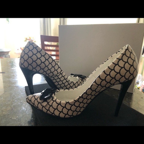 Black and white heels with a patent leather bow - Picture 2 of 3